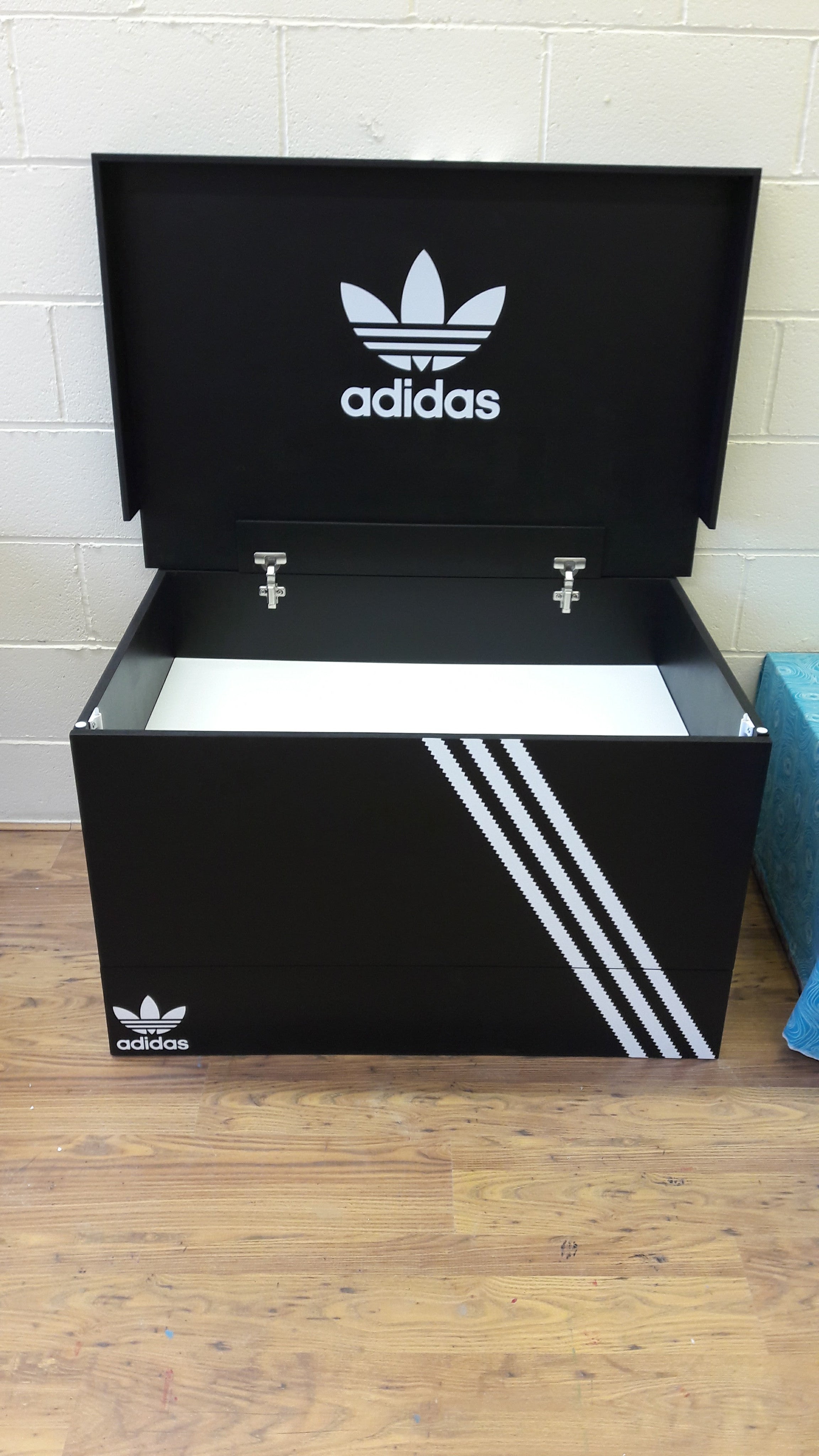 Adidas best sale trainer box